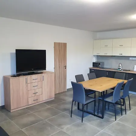 Moderny Apartman 4+1 Pri Kupalisku Na Kurinci Aparthotel Rimavska Sobota